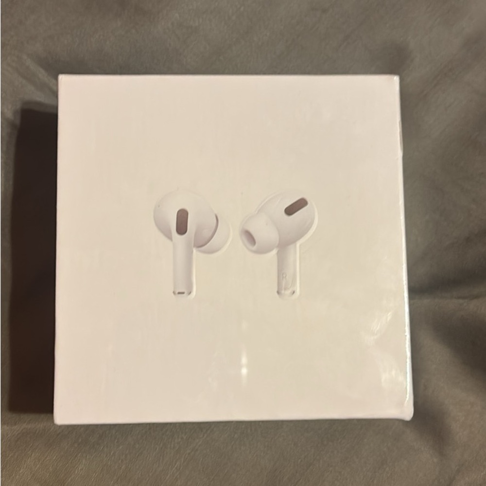 Apple AirPods Pro with Wireless Charging Case - White with MagSafe charging